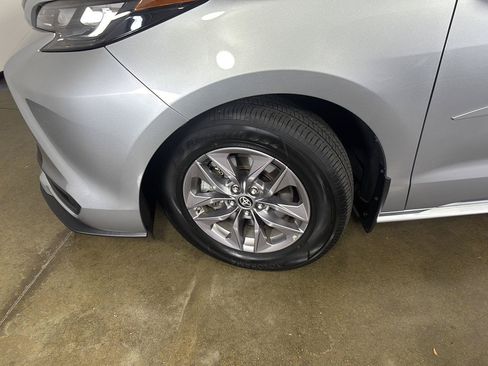 Used 2025 Toyota Sienna XLE w/ XLE Plus Package AWD/4WD image 5