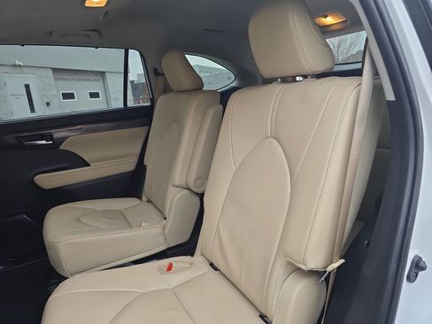 Used 2024 Toyota Highlander Limited image 15
