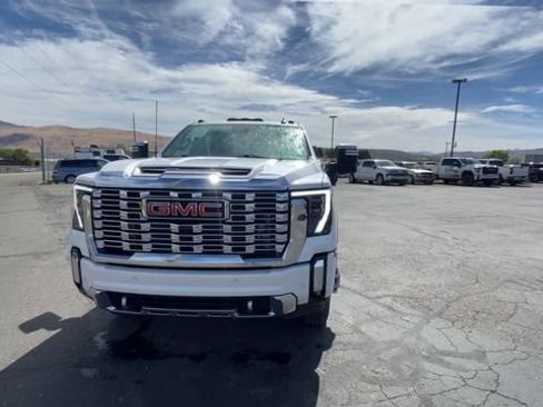 Used 2024 GMC Sierra 3500 Denali w/ Technology Package AWD/4WD image 3