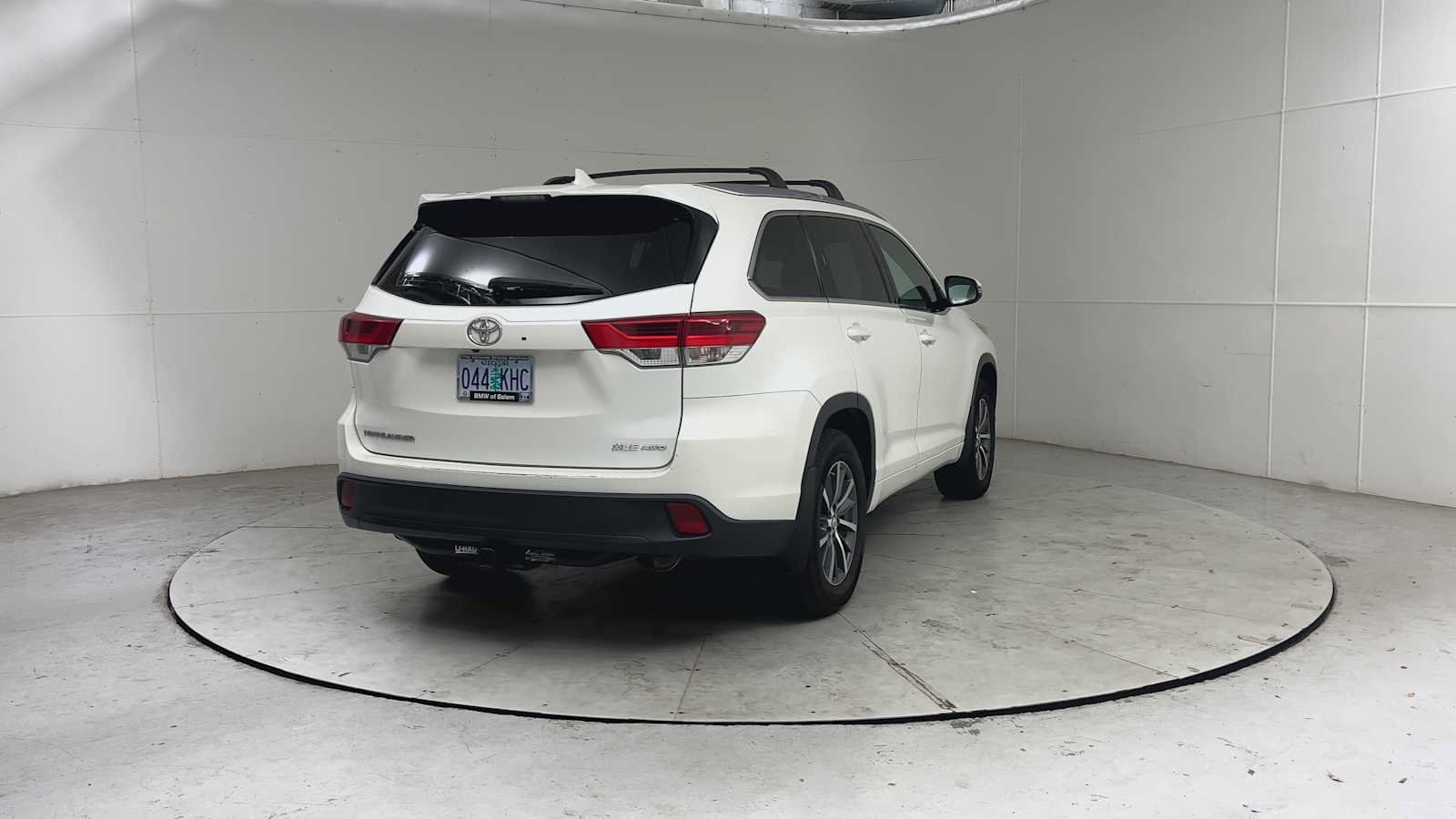 Used 2017 Toyota Highlander XLE AWD/4WD image 2