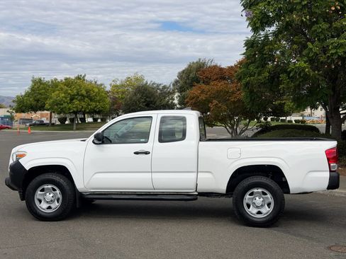 Used 2018 Toyota Tacoma SR RWD image 2