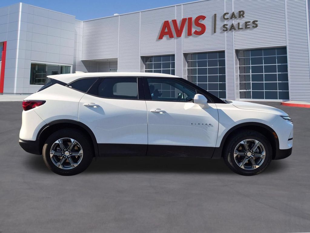 Used 2025 Chevrolet Blazer LT FWD image 5