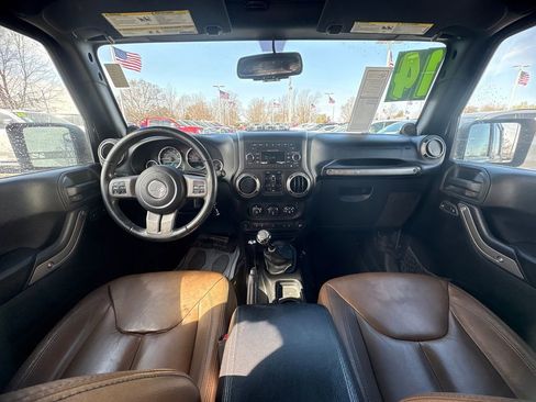 Used 2013 Jeep Wrangler Unlimited Sahara image 15