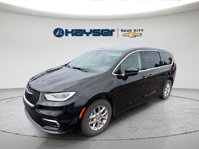 Used 2024 Chrysler Pacifica Touring-L FWD image 3