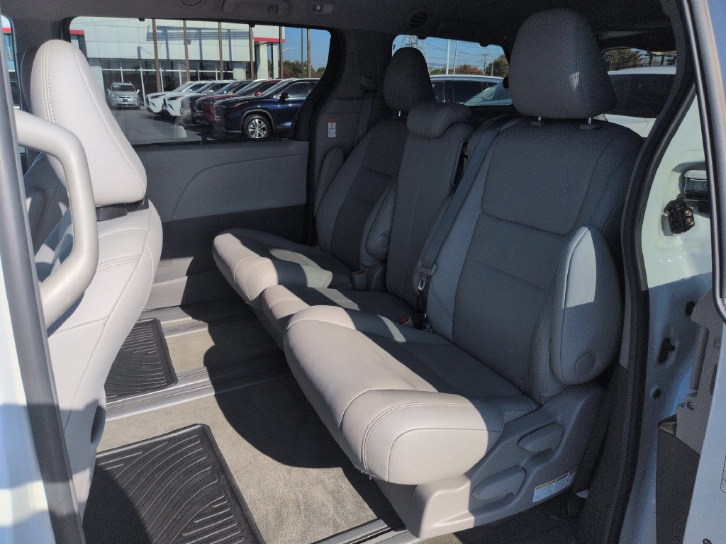 Used 2017 Toyota Sienna FWD image 25