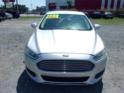 Used 2016 Ford Fusion SE FWD image 2