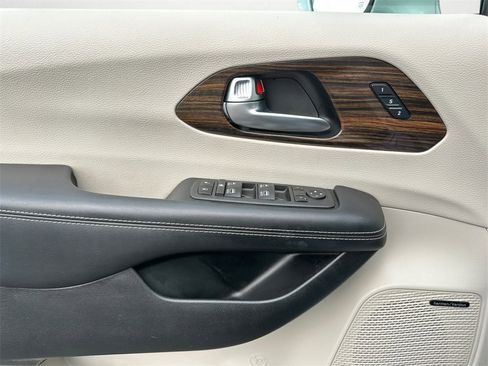 Used 2022 Chrysler Pacifica Limited w/ Uconnect Theater Family Group image 23