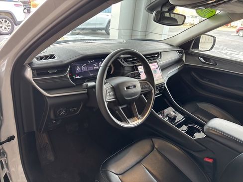 Used 2023 Jeep Grand Cherokee Limited image 9