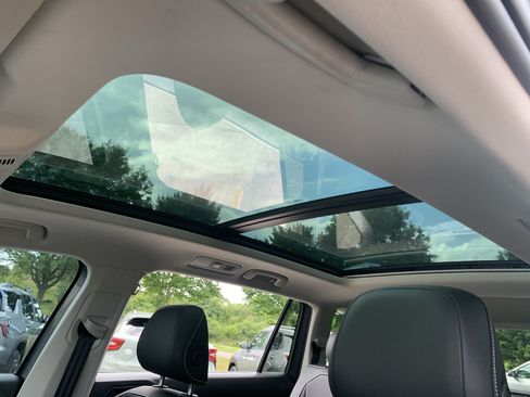 Used 2023 Volkswagen Tiguan SE w/ Panoramic Sunroof Package FWD image 24