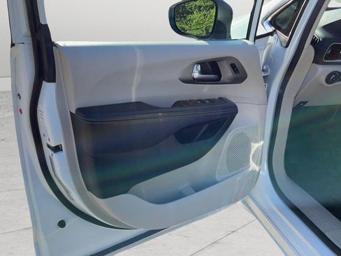 Used 2023 Chrysler Pacifica Touring-L image 11