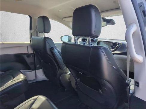 Used 2023 Chrysler Pacifica Touring-L FWD image 21
