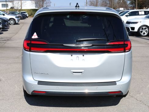 Used 2023 Chrysler Pacifica Touring-L image 4