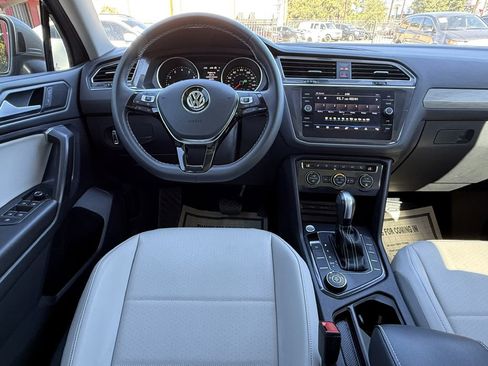 Used 2021 Volkswagen Tiguan SE w/ Panoramic Sunroof Package image 19