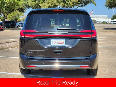 Used 2024 Chrysler Pacifica Touring-L FWD image 5
