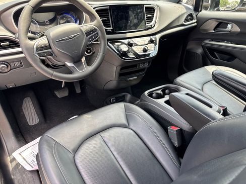 Used 2025 Chrysler Pacifica Select FWD image 14