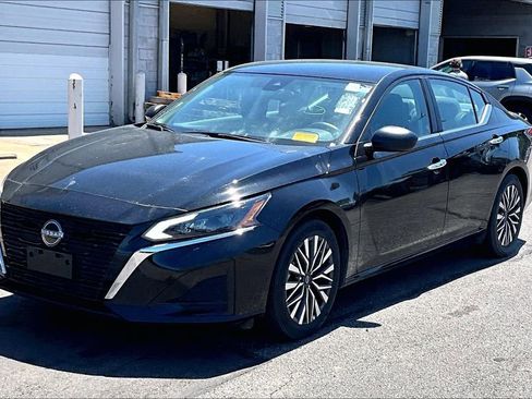 Used 2025 Nissan Altima 2.5 SV FWD image 2