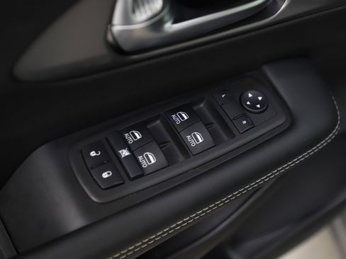 Used 2025 Chrysler Pacifica Select FWD image 25