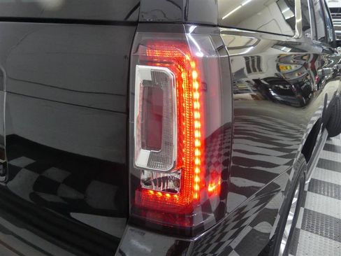 Used 2018 GMC Yukon SLT AWD/4WD image 16