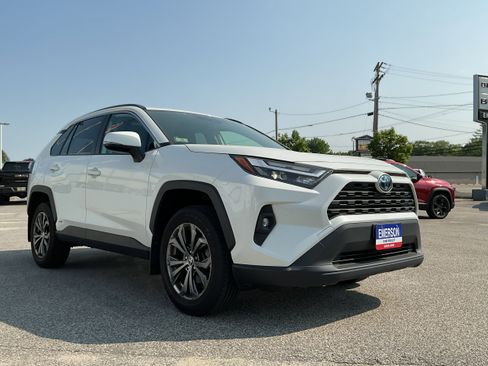 Used 2022 Toyota RAV4 XLE Premium image 7