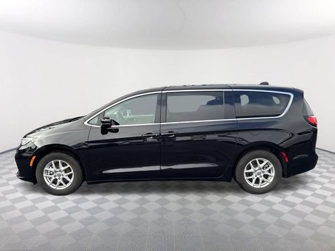 Used 2024 Chrysler Pacifica Touring-L FWD image 8