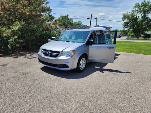 Used 2019 Dodge Grand Caravan SE FWD image 17