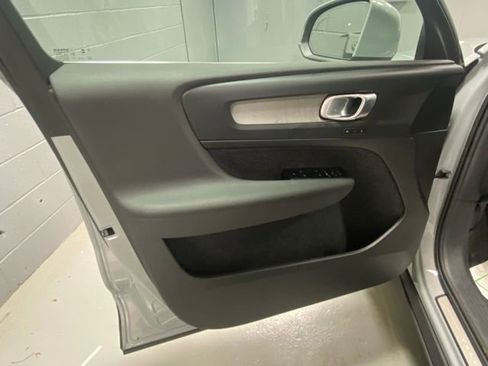 Used 2025 Volvo XC40 B5 Core image 7