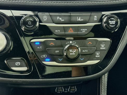 Used 2025 Chrysler Pacifica Limited FWD image 18