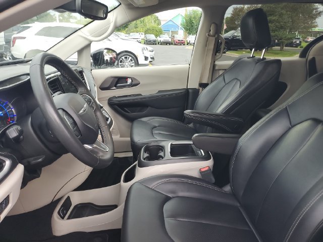 Used 2024 Chrysler Pacifica Limited FWD image 17