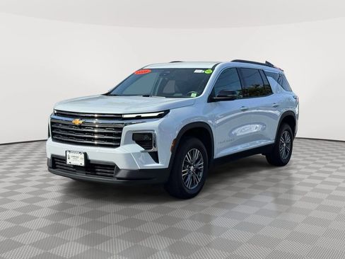 Used 2026 Chevrolet Traverse LT AWD/4WD image 3