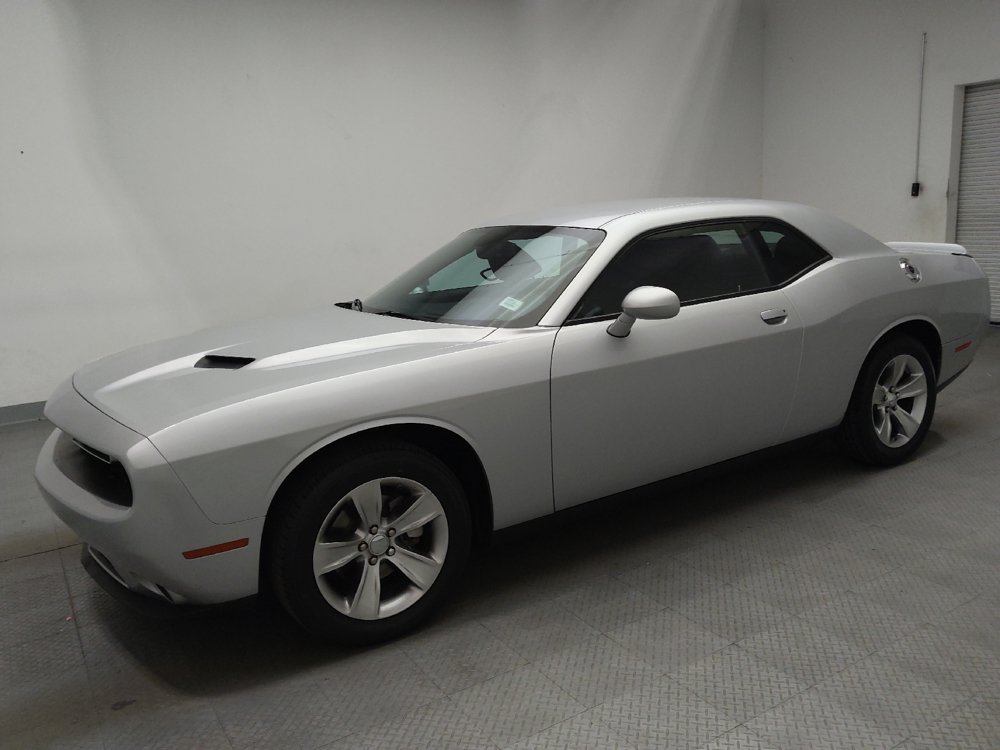 Used 2022 Dodge Challenger SXT RWD image 2