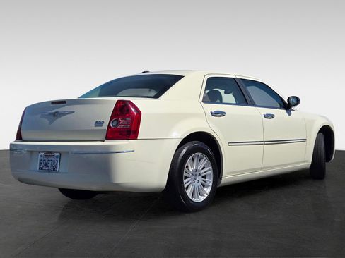 Used 2010 Chrysler 300 Touring RWD image 4