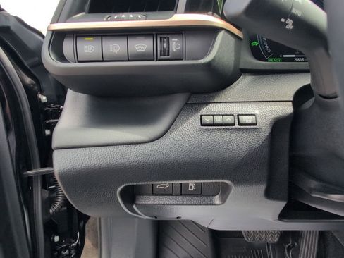 Certified 2025 Toyota Crown Signia image 19