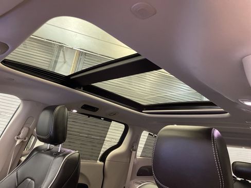 Certified 2024 Chrysler Pacifica Limited image 18