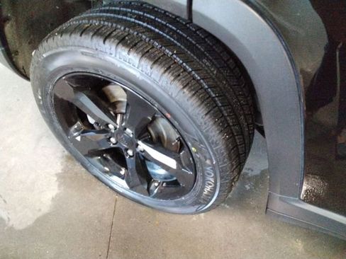 Used 2024 Jeep Grand Cherokee L Limited w/ Luxury Tech Group II image 19