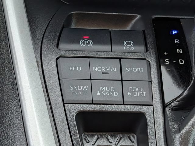 Used 2025 Toyota RAV4 LE AWD/4WD image 16
