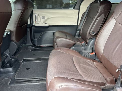Used 2021 Toyota Sienna Platinum image 17