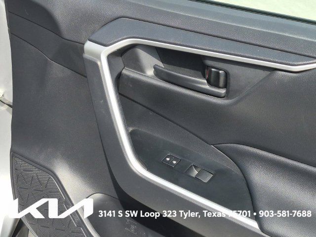 Used 2019 Toyota RAV4 LE FWD image 13