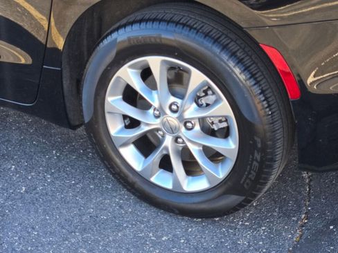 Used 2024 Chrysler Pacifica Touring-L image 13