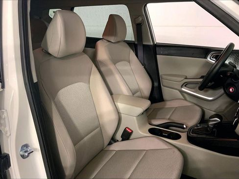 Used 2025 Kia Soul LX image 7