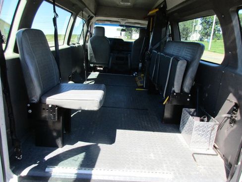 Used 2010 Ford E-350 and Econoline 350 Extended Super Duty image 7