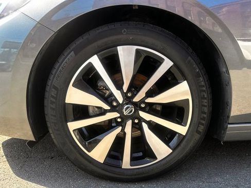 Used 2022 Nissan Sentra SV w/ SV Premium Package FWD image 29