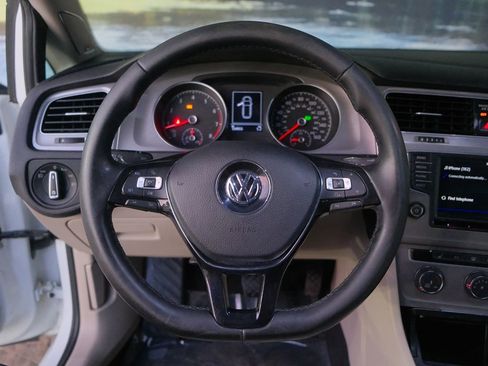 Used 2017 Volkswagen Golf SE image 14