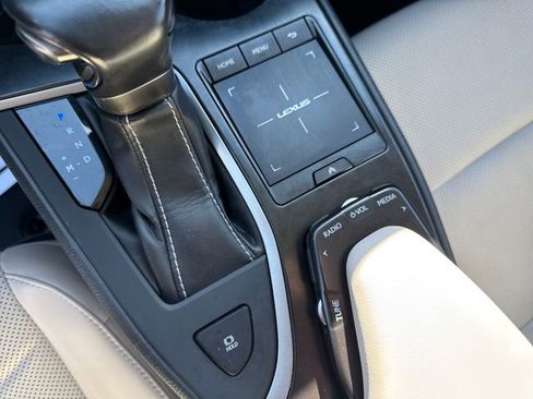 Used 2019 Lexus UX 200 w/ Premium Package FWD image 34