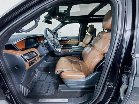 Used 2023 Lincoln Navigator Reserve AWD/4WD image 2