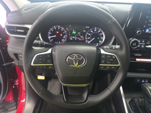 Used 2025 Toyota Highlander XLE image 10