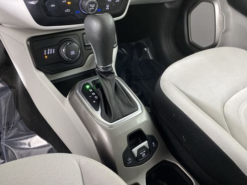 Used 2022 Jeep Renegade Latitude AWD/4WD image 29