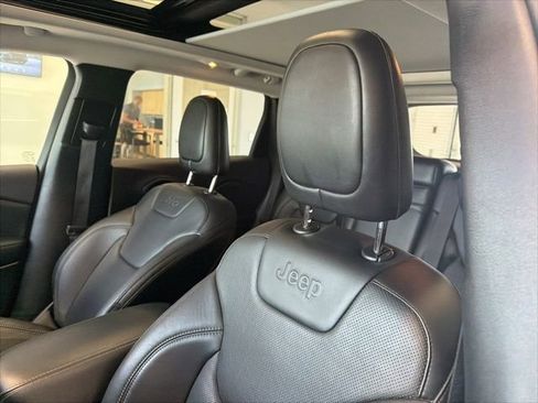 Used 2019 Jeep Cherokee Limited w/ Luxury Group AWD/4WD image 11
