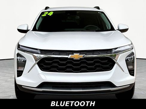 Used 2024 Chevrolet Trax LT FWD image 2