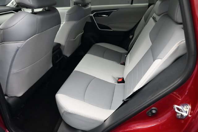 Used 2020 Toyota RAV4 XLE Premium FWD image 19