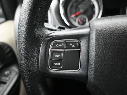 Used 2018 Dodge Grand Caravan SE w/ UConnect Hands-Free Group image 18